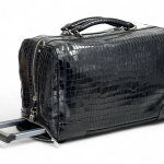 BRIONI дорожная сумка под крокодила на колесах черная