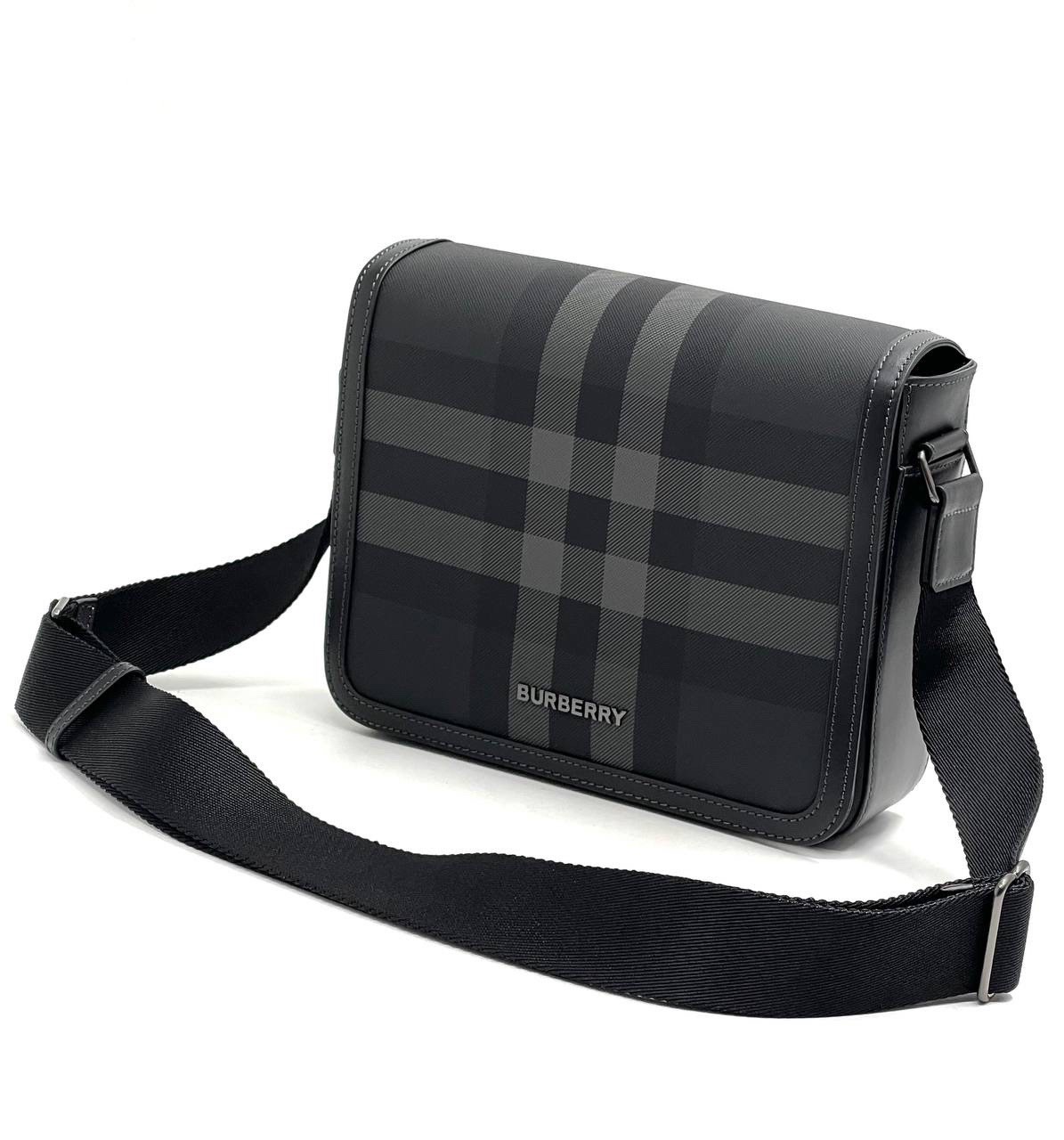 burberry-messendzher-s-klapanom-na-magnitah-iz-kanvy-v-kletku-serogo-czveta-s-kozhanoj-otdelkoj-po-krayu.jpg BURBERRY мессенджер с клапаном на магнитах из канвы в клетку серого цвета с кожаной отделкой по краю — изображение 1