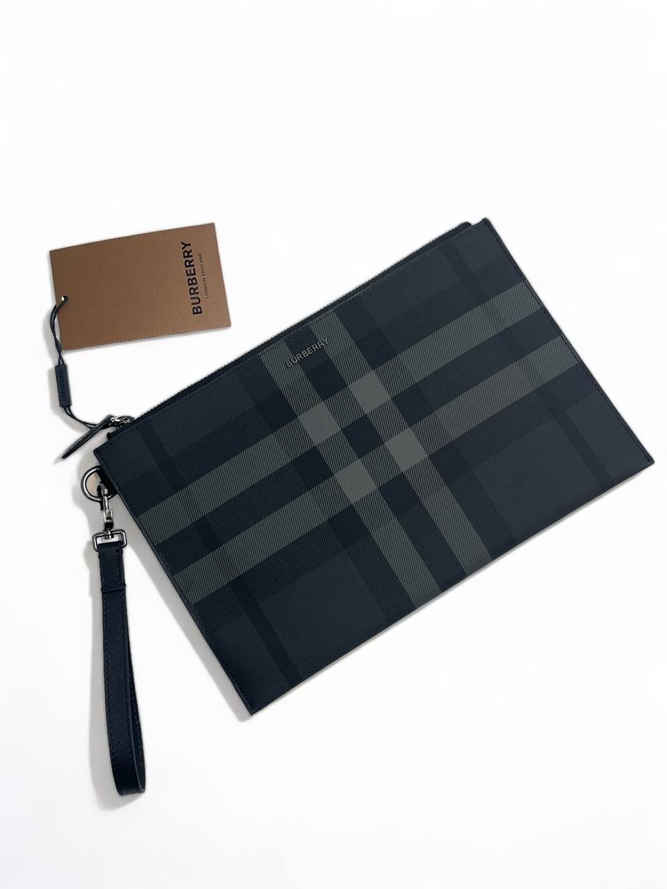 burberry-papka-seraya-kanva-s-hlyastikom.png BURBERRY папка серая канва с хлястиком — изображение 1