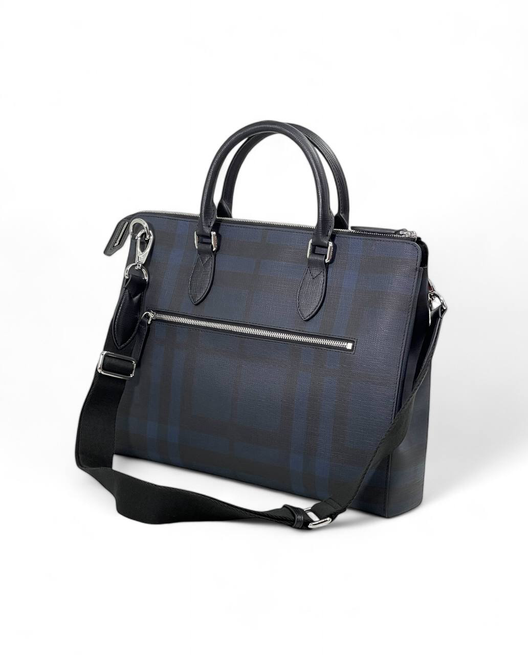 burberry-portfel-kanva-sinyaya-kletka-myagkij-na-klepkah-po-bokam.png BURBERRY портфель канва синяя клетка мягкий на клепках по бокам — изображение 1