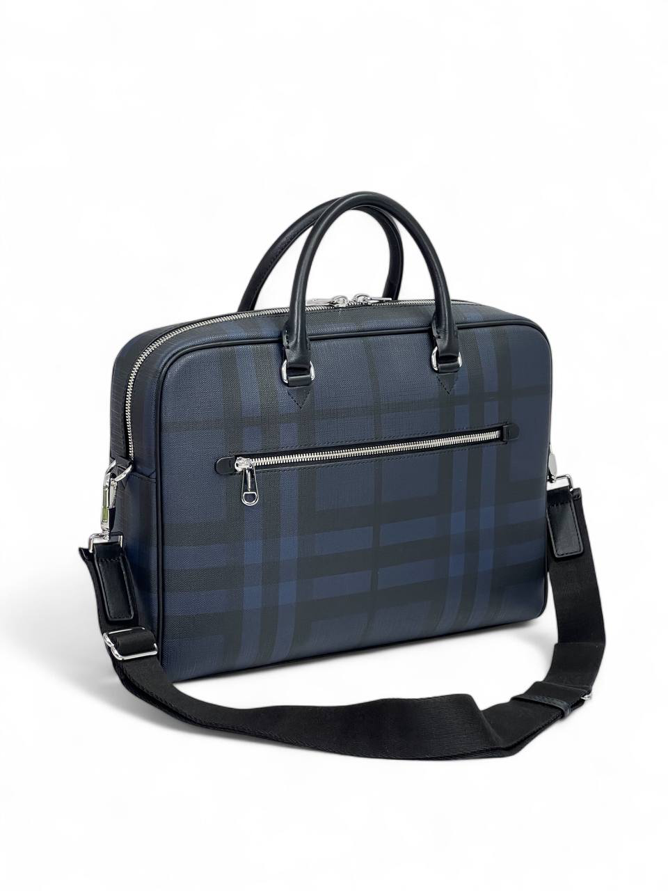 burberry-portfel-malenkij-tolstyj-karman-na-molnii-speredi-kletka-sinij.png BURBERRY портфель маленький толстый карман на молнии спереди клетка синий — изображение 1