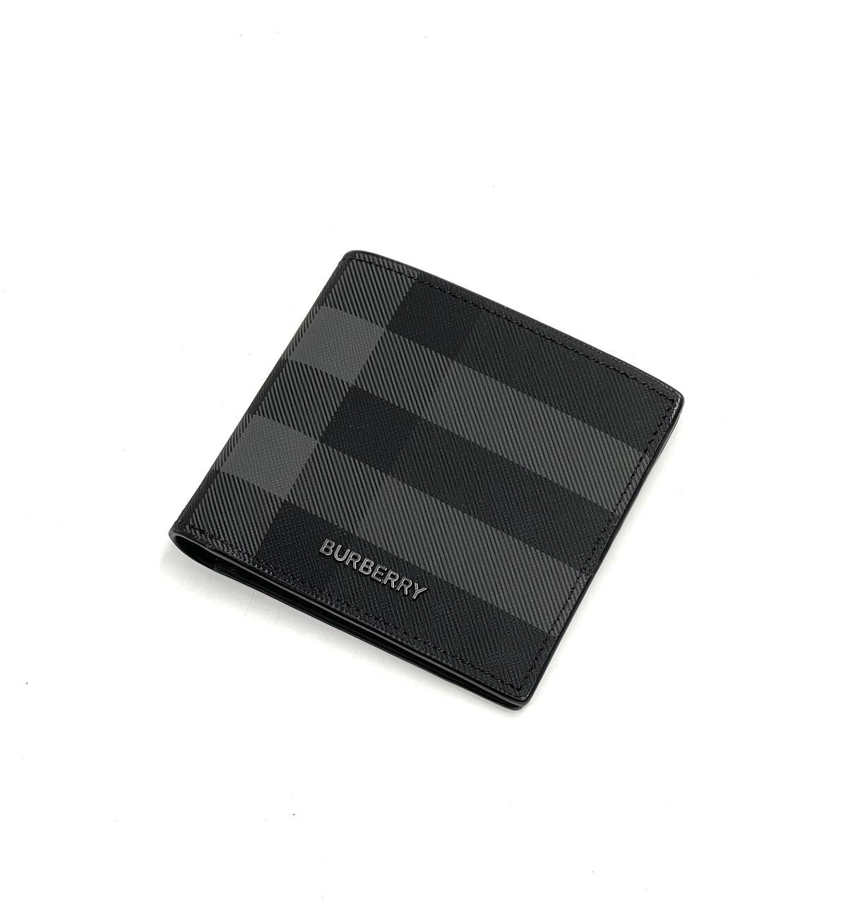 burberry-portmone-seroe-firmennaya-kanva-novogo-formata.jpg BURBERRY Портмоне серое фирменная канва нового формата — изображение 1