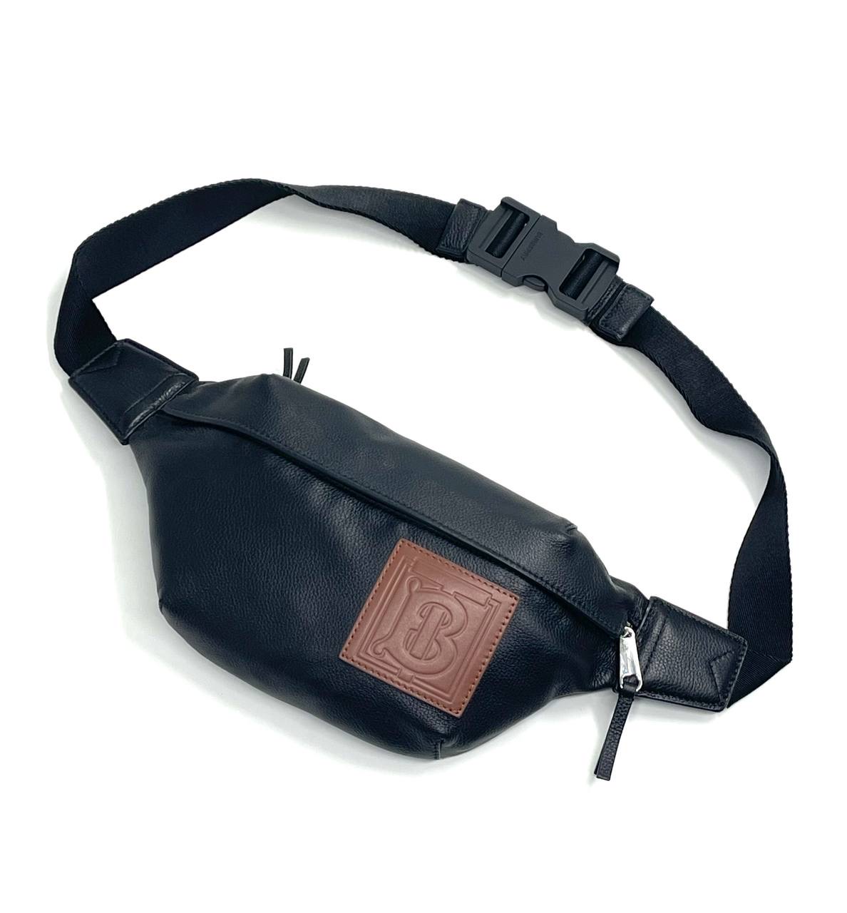 burberry-poyasnaya-sumka-kozha-togo-chernaya-s-korichnevym-logotipom.jpg BURBERRY поясная сумка кожа Того черная с коричневым логотипом — изображение 1