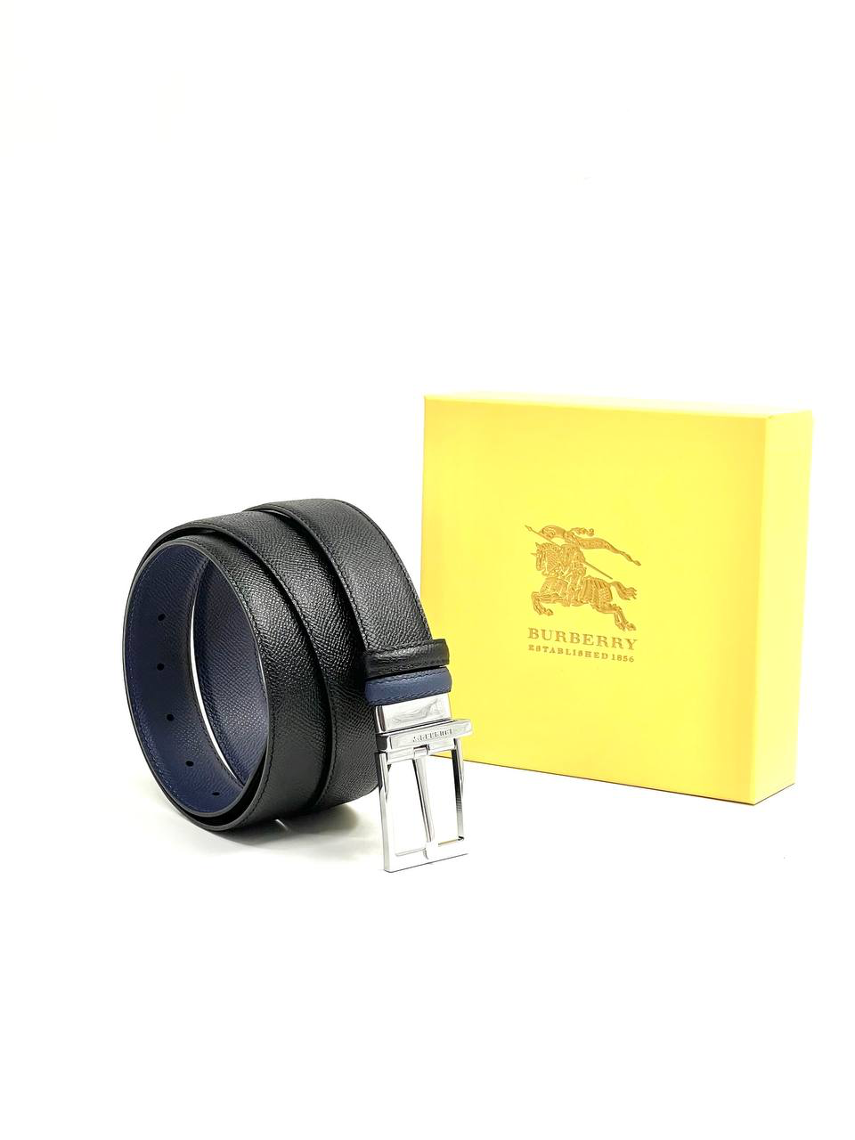 burberry-remen-iz-cherno-sinej-kozhi-epsom-dvuhstoronnij-klassicheskaya-pryazhka-serebro.png BURBERRY ремень из черно-синей кожи Эпсом двухсторонний классическая пряжка серебро — изображение 1