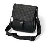 BV месендер мелкое плетение черная кожа теленка с клапаном и переднем ремешком на магните