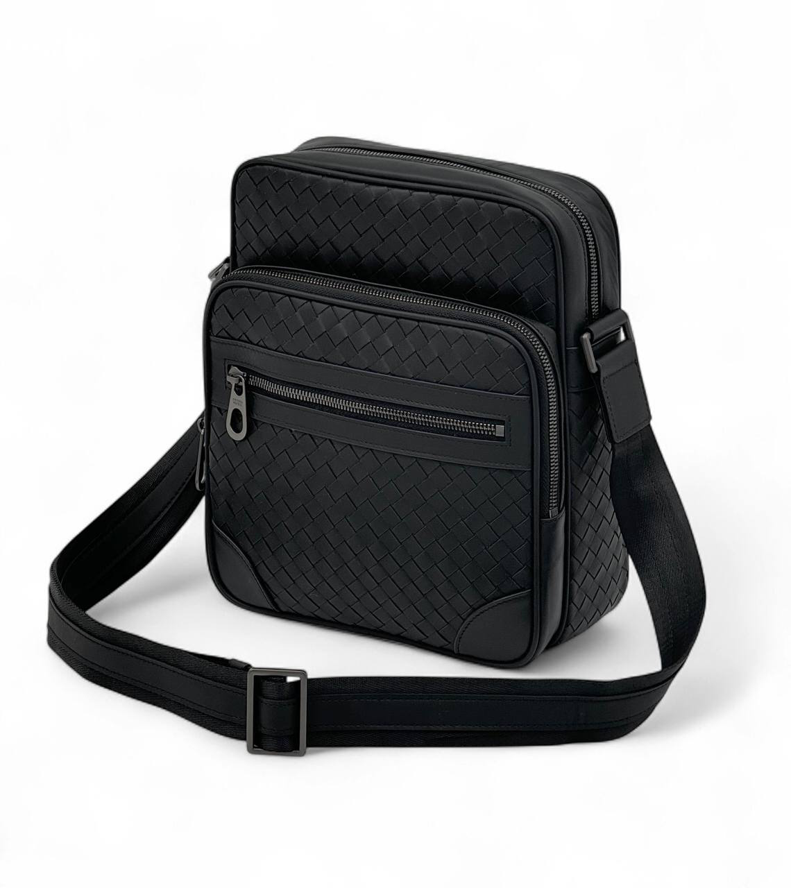 bv-messendzher-chernaya-kozha-telenka-s-bolshim-karmanom-s-peredi-na-zamke.png BV мессенджер черная кожа теленка с большим карманом с переди на замке — изображение 1