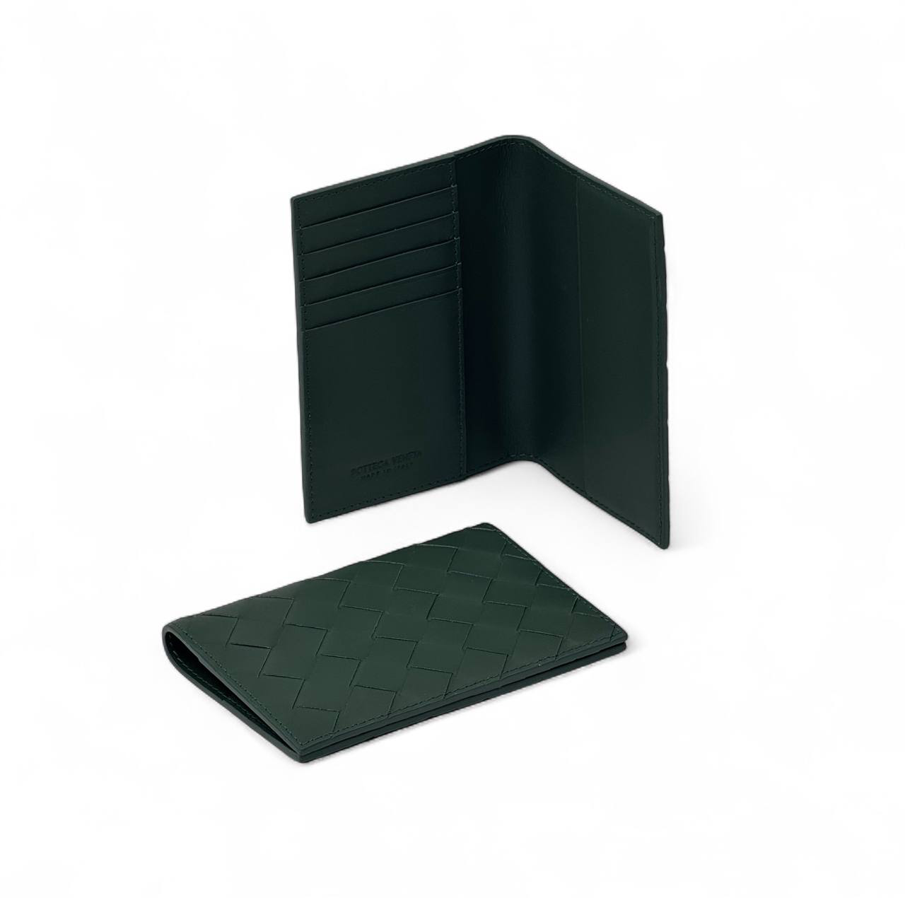 bv-oblozhka-dlya-pasporta-iz-kozhi-yagnenka-krupnoe-pletenie-zelenogo-czveta.png BV обложка для паспорта из кожи ягненка крупное плетение зеленого цвета — изображение 1