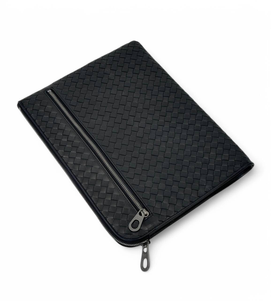 bv-papka-chernaya-pletenaya-kozha-telenok-s-naruzhnim-karmanom-na-molnii.png BV Папка черная плетеная кожа теленок с наружним карманом на молнии — изображение 1