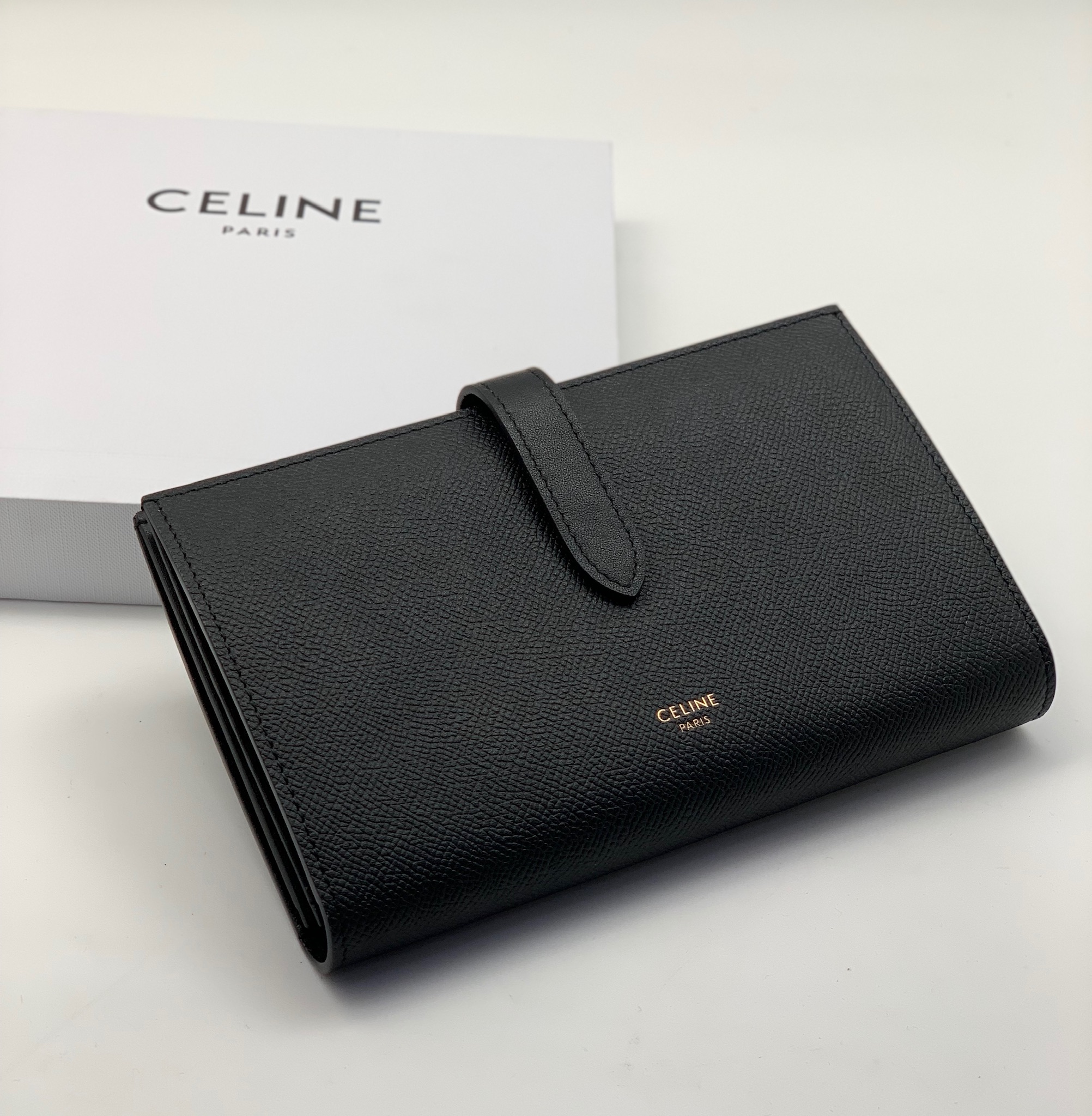 celine-koshelek-zernistaya-kozha-hlyastik-na-knopke-chernyj.jpg CELINE кошелек зернистая кожа хлястик на кнопке черный — изображение 1