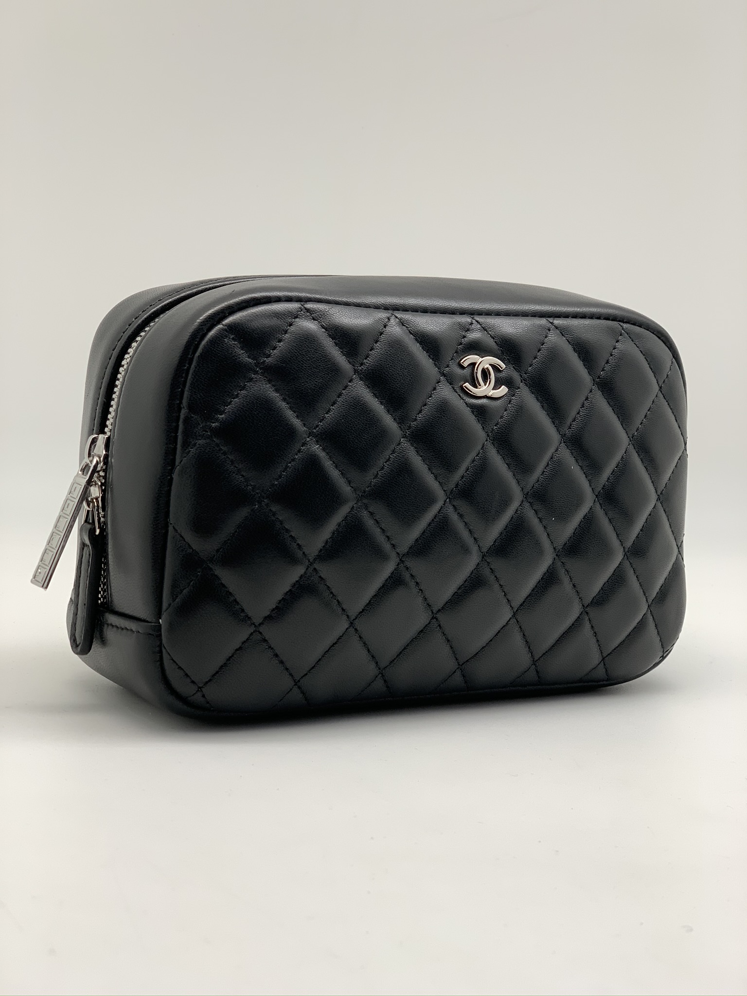 chanel-klatch-na-molnii-19-sm-gladkaya-kozha-v-kletku-chernyj-furnitura-serebro.jpg CHANEL клатч на молнии 19 см гладкая кожа в клетку черный фурнитура серебро — изображение 1