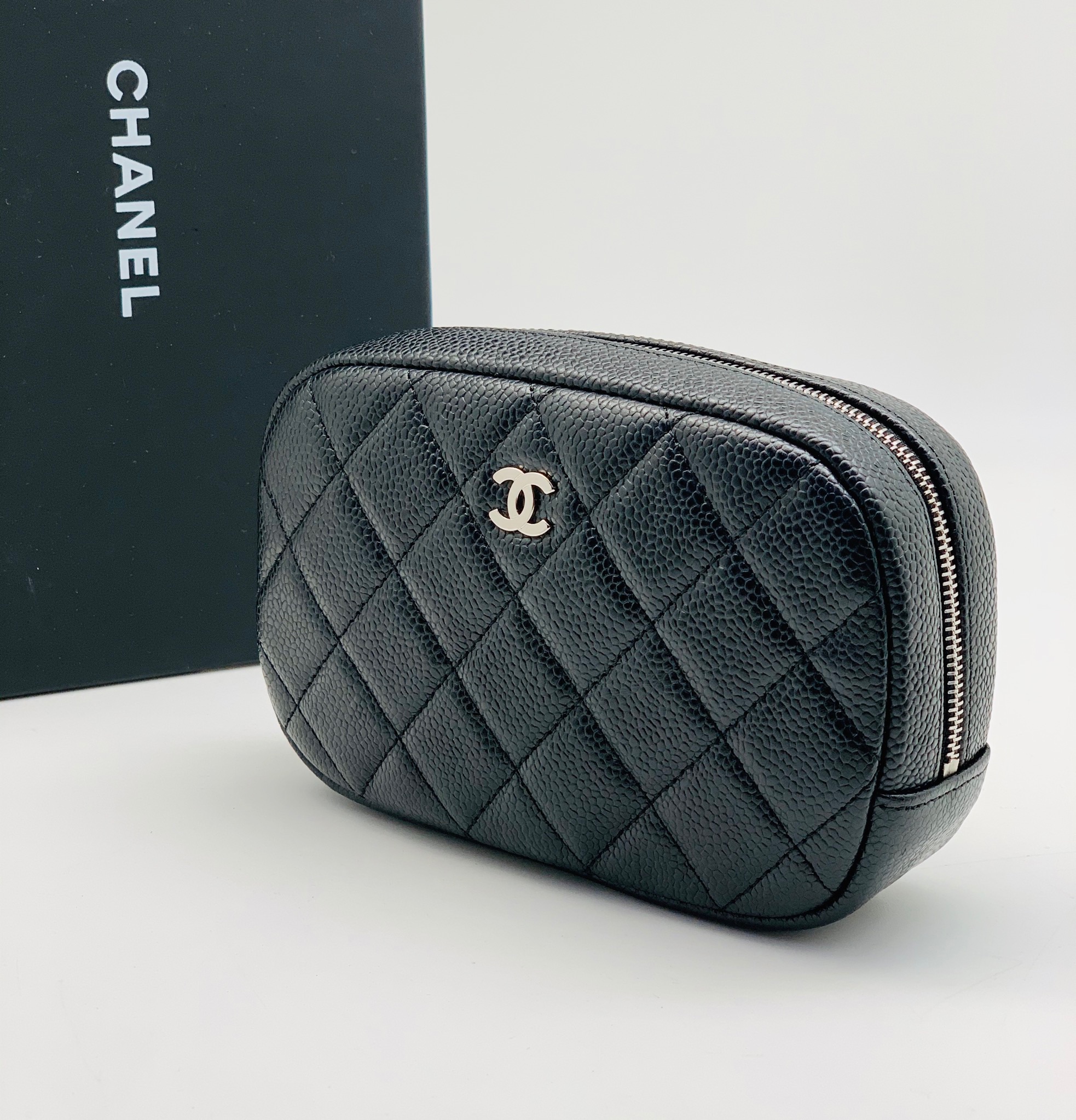 chanel-klatch-na-molnii-kozha-caviar-v-kletku-chernyj-furnitura-serebro.jpg CHANEL клатч на молнии кожа Caviar в клетку черный фурнитура серебро — изображение 1