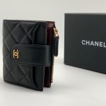 CHANEL кошелек гладкая кожа в клетку хлястик на кнопке черный фурнитура золото