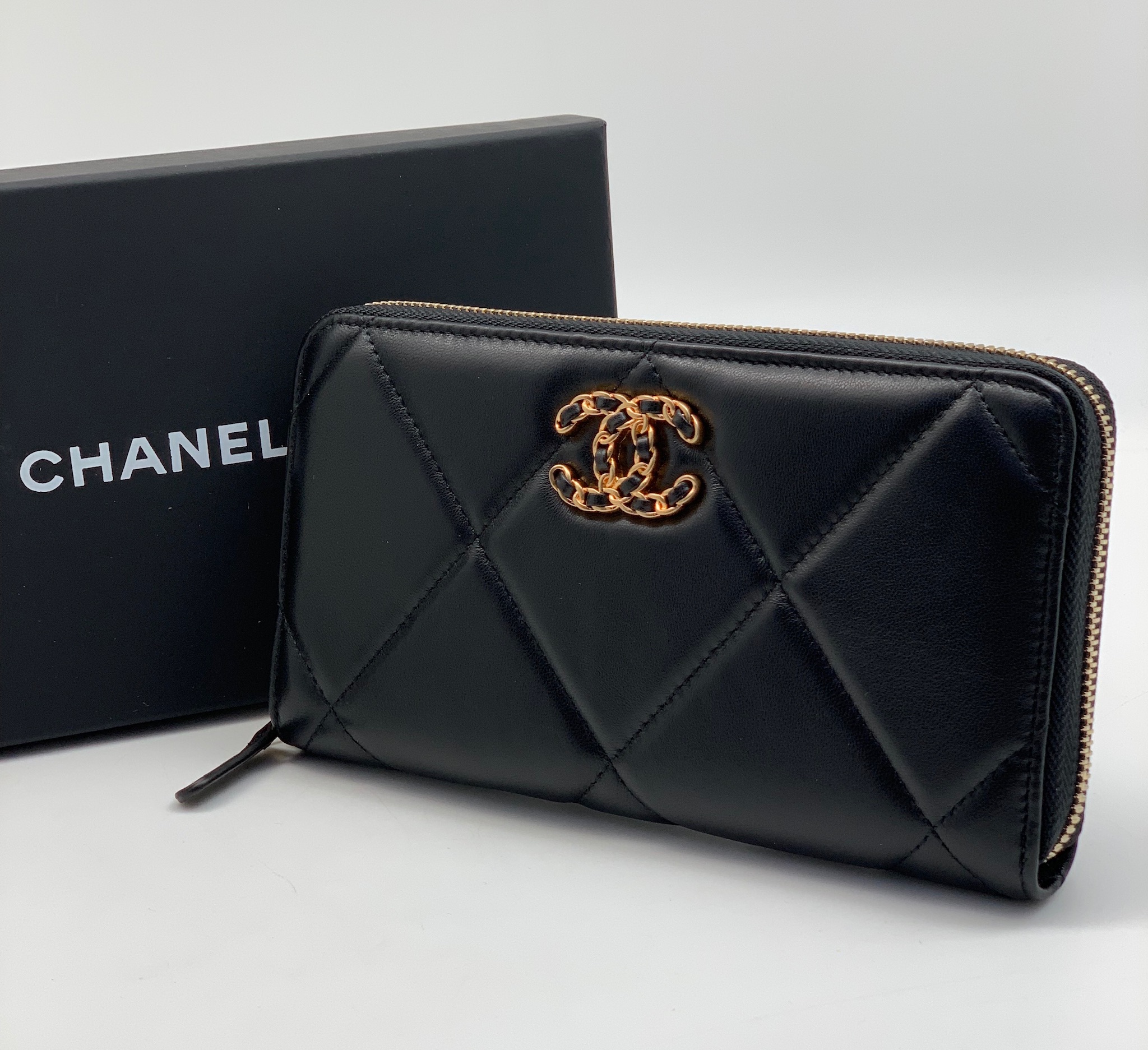 chanel-koshelek-na-molnii-gladkaya-kozha-krupnaya-kletka-chernyj-logotip-zoloto.jpg CHANEL кошелек на молнии гладкая кожа крупная клетка черный логотип золото — изображение 1