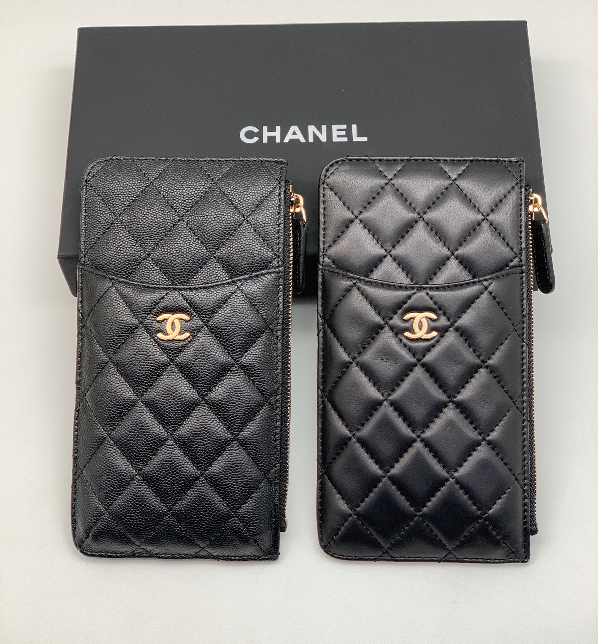 chanel-koshelek-na-molnii-kozha-caviar-karman-speredi-v-kletku-chernyj-logotip-zoloto.jpg CHANEL кошелек на молнии кожа Caviar карман спереди в клетку черный логотип золото — изображение 1