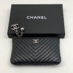 CHANEL кошелек на молнии кожа Caviar в полоску черный логотип на цепочке серебро