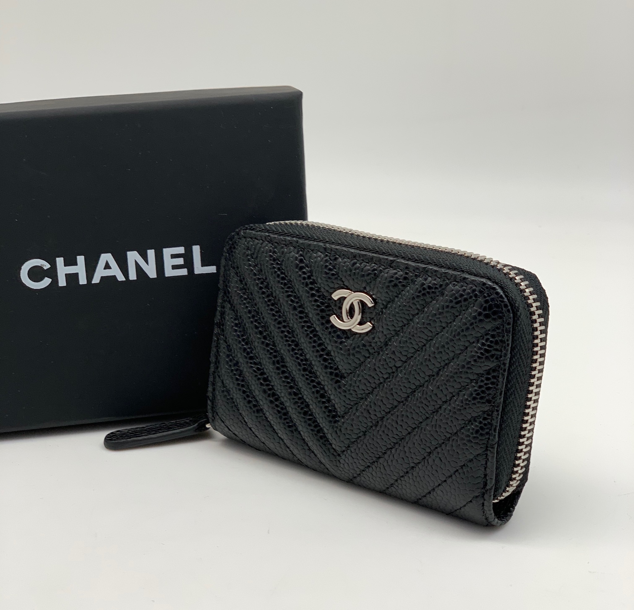 chanel-koshelek-na-molnii-kozha-caviar-v-polosku-chernyj-logotip-serebro.jpg CHANEL кошелек на молнии кожа Caviar в полоску черный логотип серебро — изображение 1