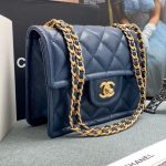 CHANEL мини-сумка конверт синяя кожа Caviar в клетку фурнитура золото