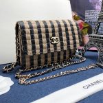 CHANEL мини-сумка с клапаном из соломенного текстиля в полоску бежево-черную с клапаном