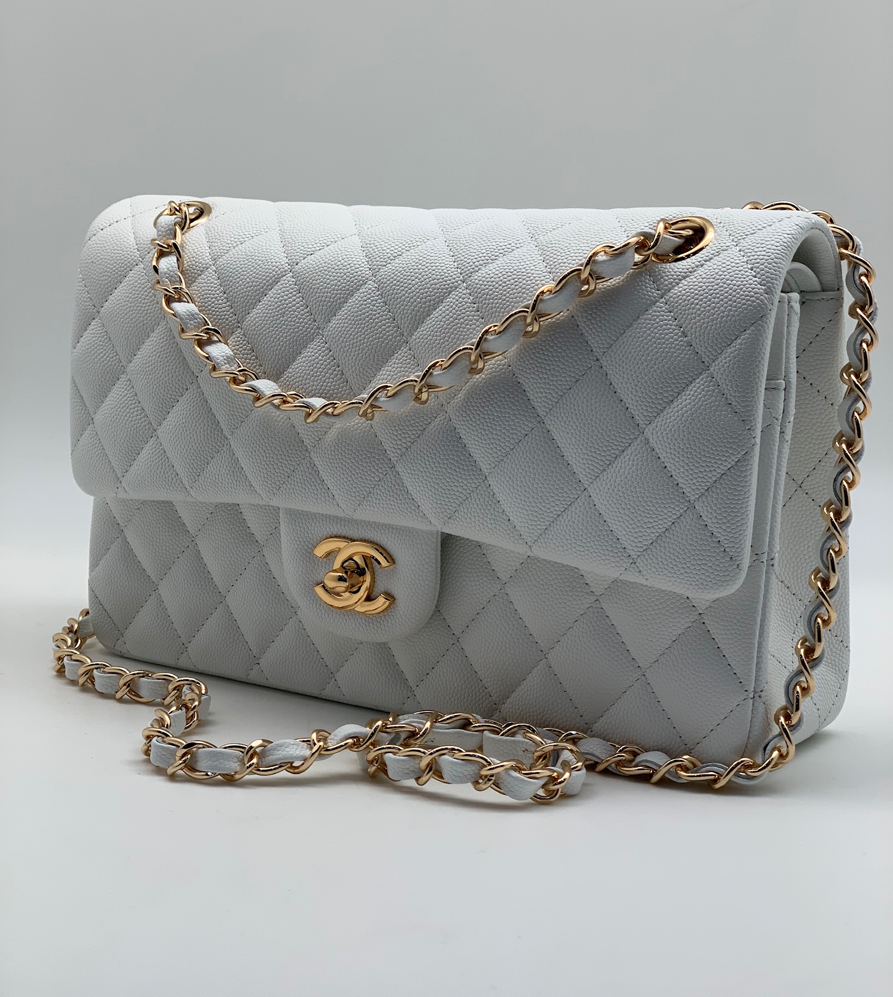 chanel-sumka-2-55-kozha-caviar-v-kletku-25-sm-belaya-furnitura-zoloto.jpg CHANEL сумка 2.55 кожа Caviar в клетку 25 см белая фурнитура золото — изображение 1