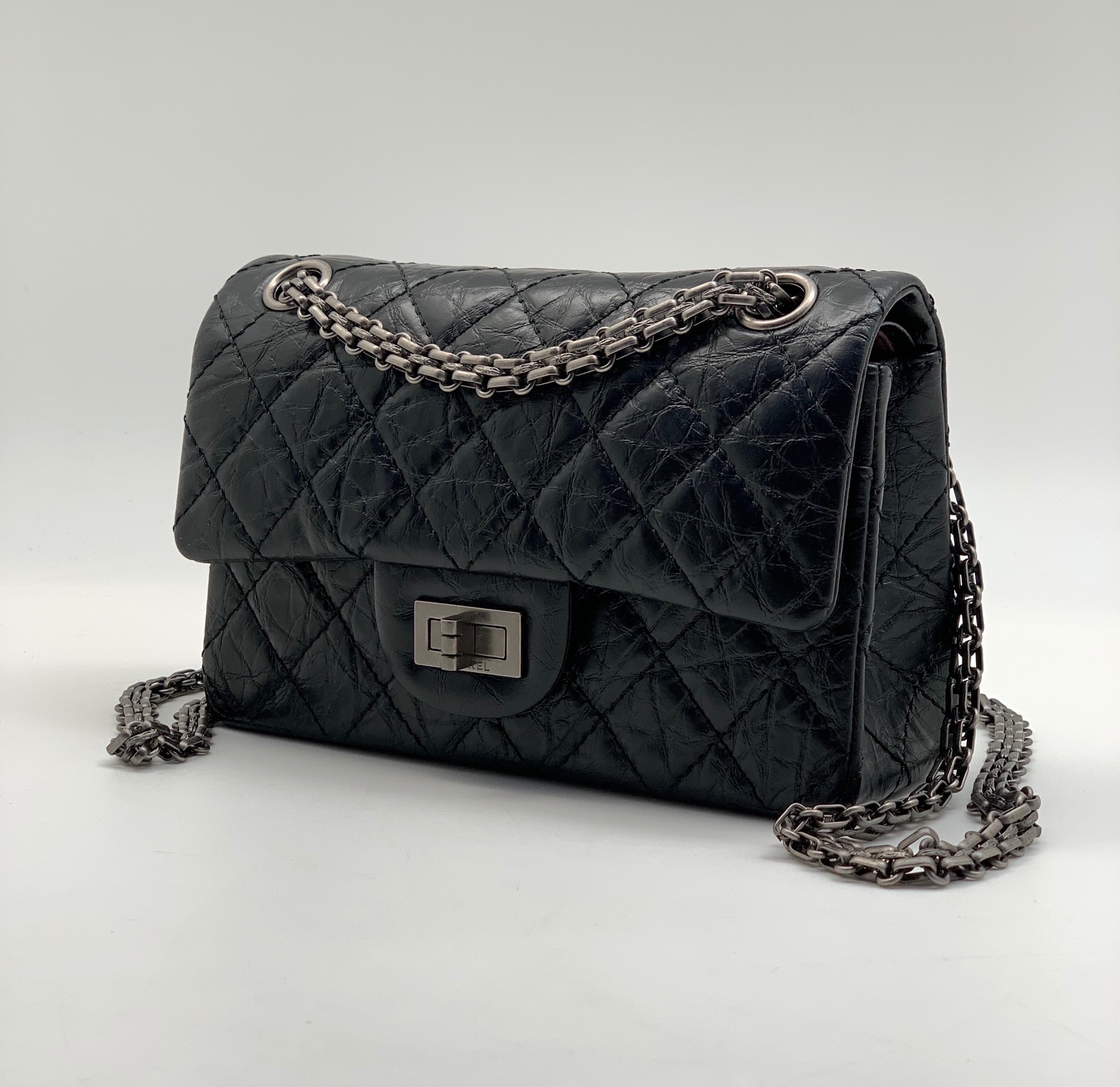 chanel-sumka-2-55-zhevanaya-kozha-v-kletku-20-sm-chernaya-furnitura-vintazh.jpg CHANEL сумка 2.55 жеваная кожа в клетку 20 см черная фурнитура винтаж — изображение 1