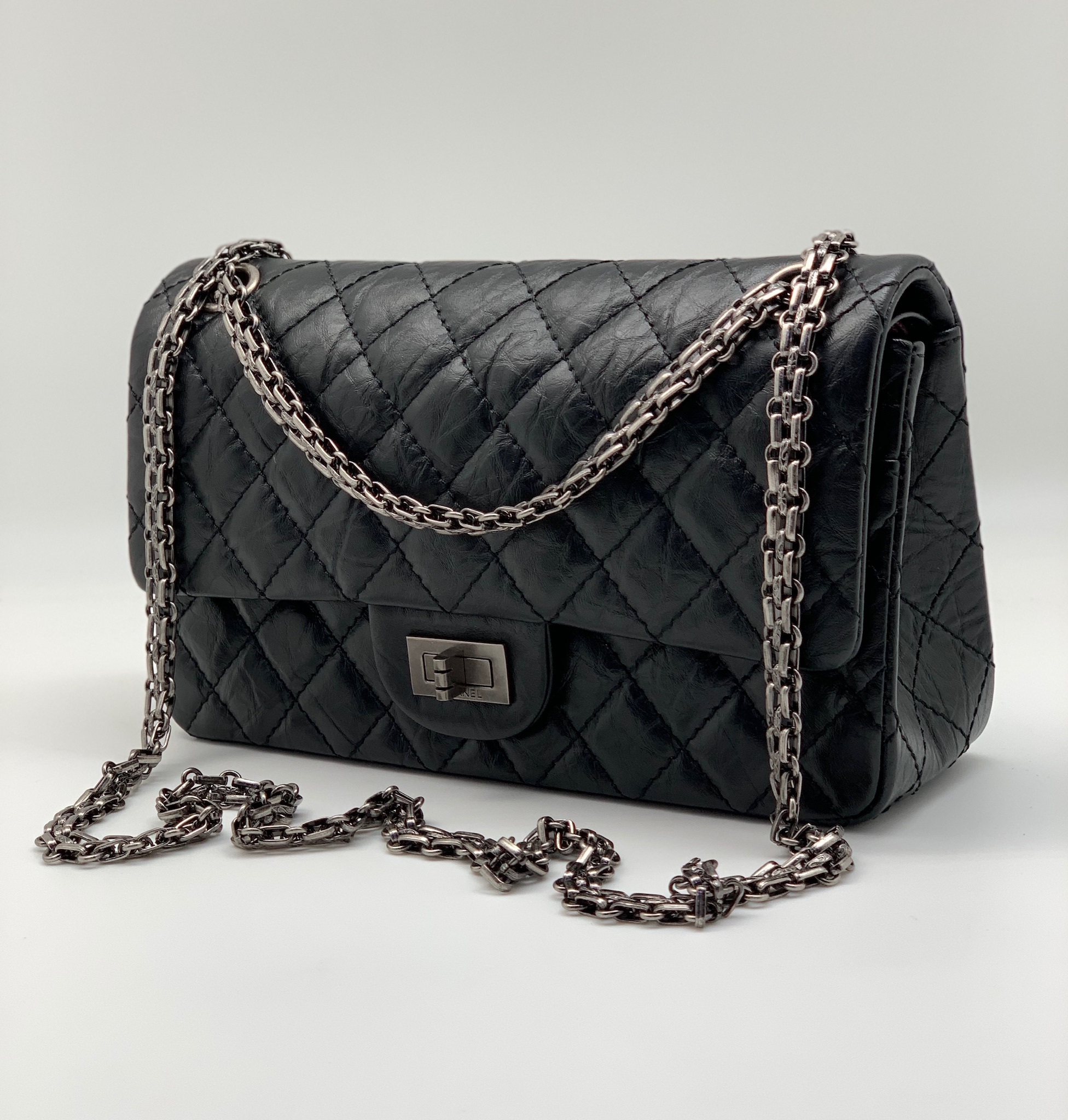 chanel-sumka-2-55-zhevanaya-kozha-v-kletku-24-sm-chernaya-furnitura-vintazh.jpg CHANEL сумка 2.55 жеваная кожа в клетку 24 см черная фурнитура винтаж — изображение 1