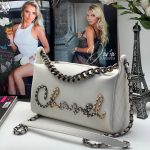 CHANEL сумка гладкая кожа буквы курсив белая