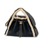CHANEL сумка Hobo гладкая кожа с мехом золото
