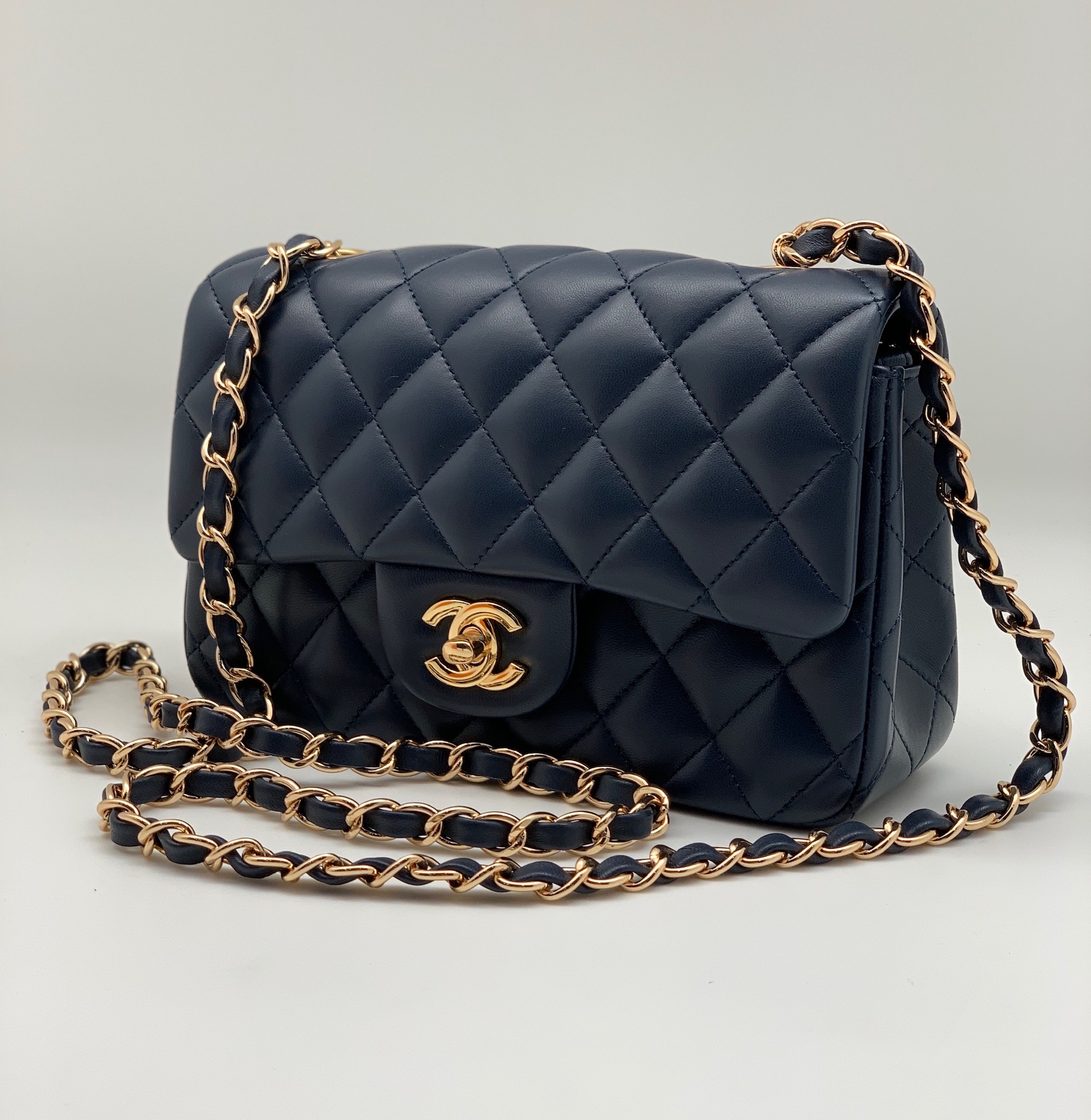 chanel-sumka-konvert-20-sm-sinyaya-gladkaya-kozha-furnitura-zoloto.jpg CHANEL сумка-конверт 20 см синяя гладкая кожа фурнитура золото — изображение 1