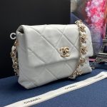 CHANEL сумка-конверт 22 см цвет белый с золотыми буквами на цепочке