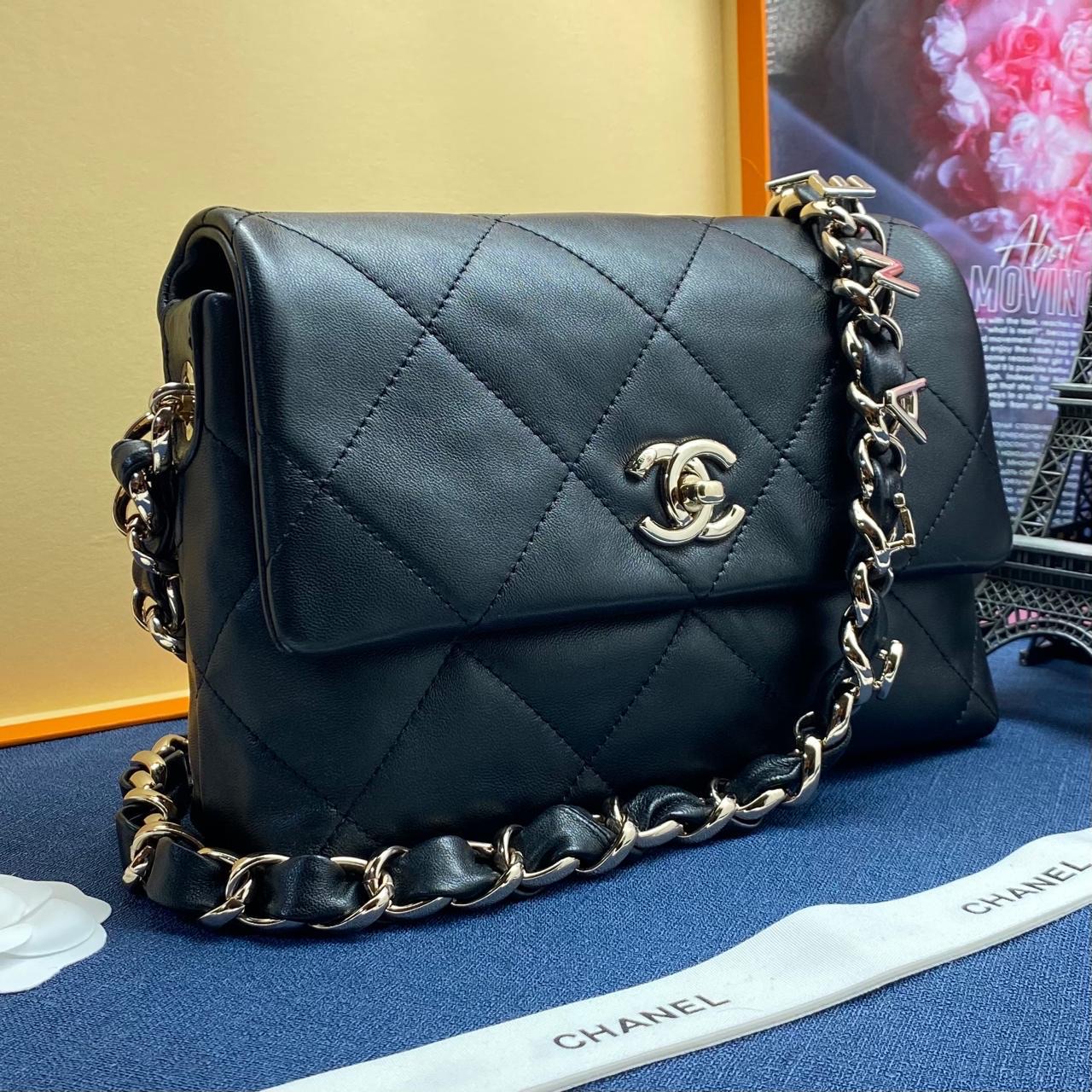 chanel-sumka-konvert-22-sm-czvet-chernyj-s-zolotymi-bukvami-na-czepochke.jpg CHANEL сумка-конверт 22 см цвет черный с золотыми буквами на цепочке — изображение 1