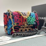 CHANEL сумка-конверт 26 см черная текстильная с цветным принтом
