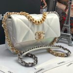 CHANEL сумка-конверт 26 см цвет белый глянцевый переливающийся