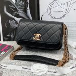 CHANEL сумка-конверт кожа с золотыми цепочками на ремне