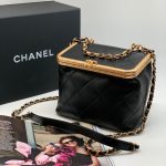 CHANEL сумка квадратная гладкая кожа в клетку черная