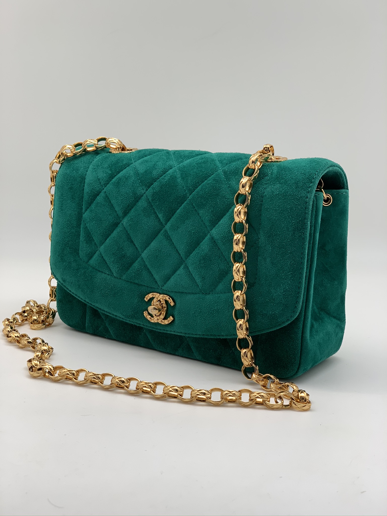 chanel-sumka-s-klapanom-barhatnaya-23-sm-zelenaya-furnitura-zoloto.jpg CHANEL сумка с клапаном бархатная 23 см зеленая фурнитура золото — изображение 1