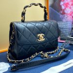CHANEL сумка с клапаном и золотой металической ручкой в клетку черная гладкая кожа