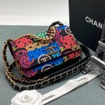 CHANEL сумка Woc черная текстильная с цветным принтом фурнитура золото