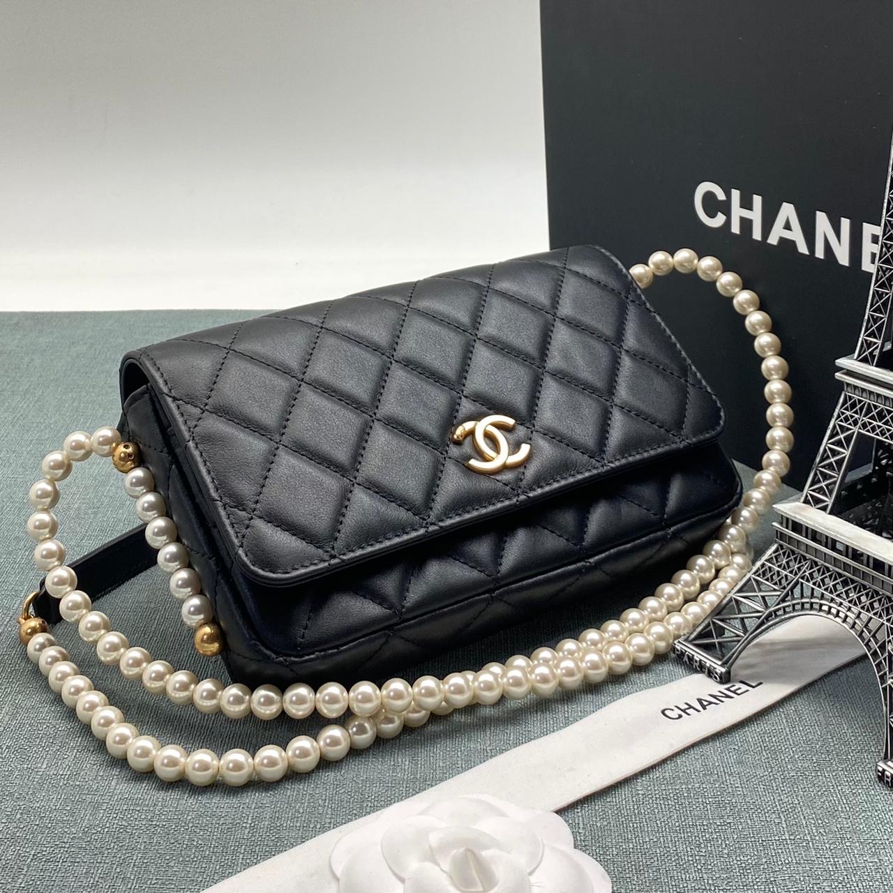 chanel-sumka-woc-gladkaya-kozha-v-kletku-chernaya-s-busami-vmesto-czepochki-furnitura-zoloto.jpg CHANEL сумка Woc гладкая кожа в клетку черная с бусами вместо цепочки фурнитура золото — изображение 1