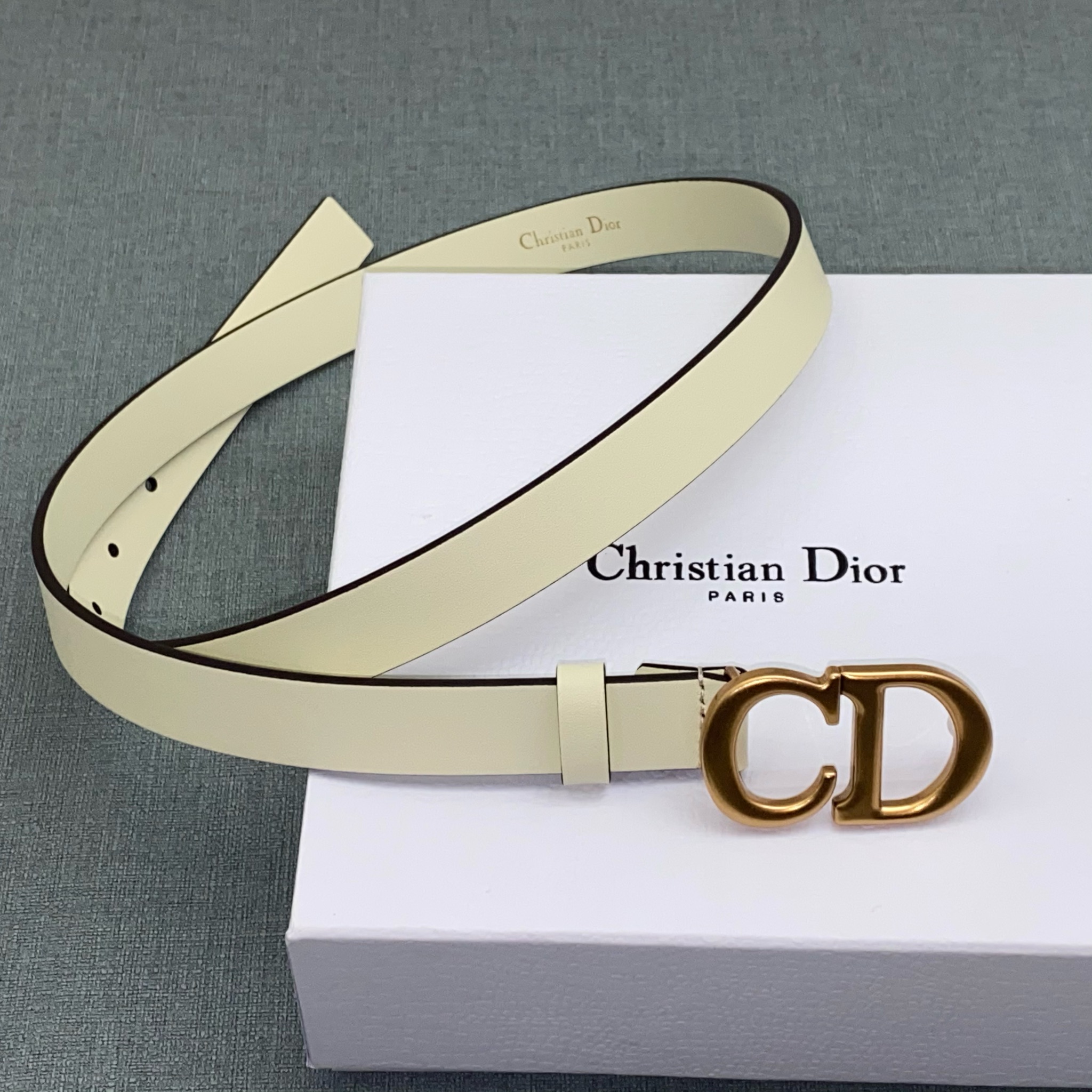 dior-remen-kremovyj-uzkij-s-zolotoj-pryazhkoj-cd.jpg DIOR ремень кремовый узкий с золотой пряжкой CD — изображение 1