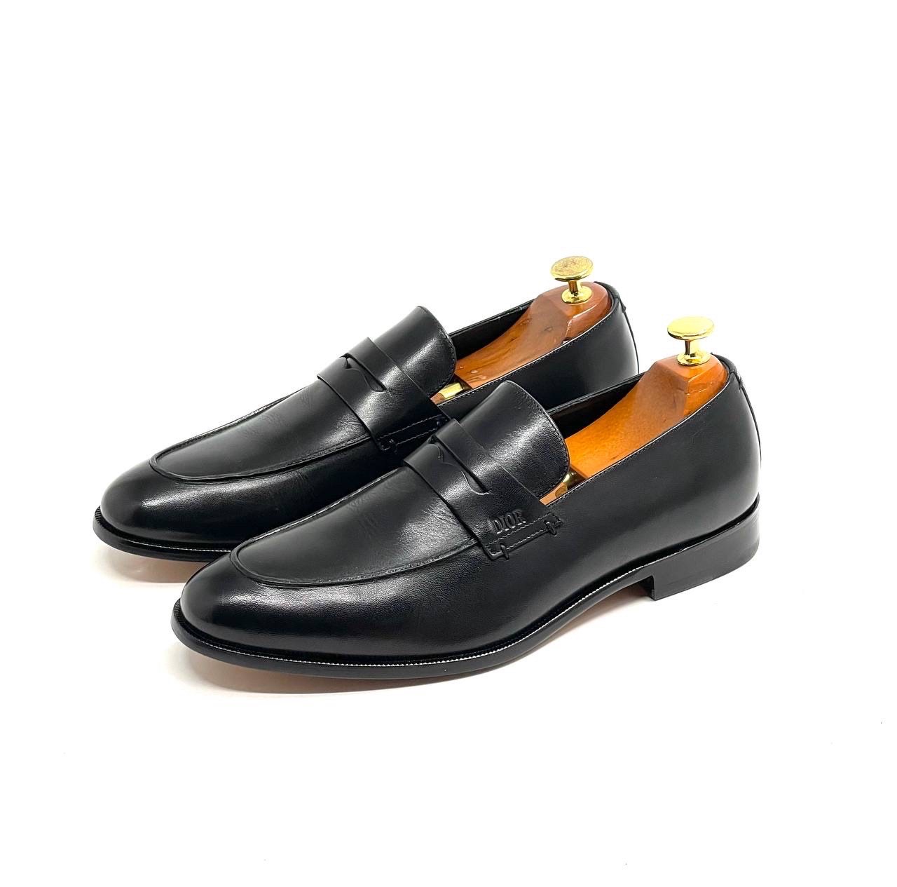 dior-tufli-chernye-s-peremychkoj-iz-chernoj-gladkoj-kozhi-na-tverdoj-kozhanoj-podoshve-s-kablukom.jpg DIOR туфли черные с перемычкой из черной гладкой кожи на твердой кожаной подошве с каблуком — изображение 1