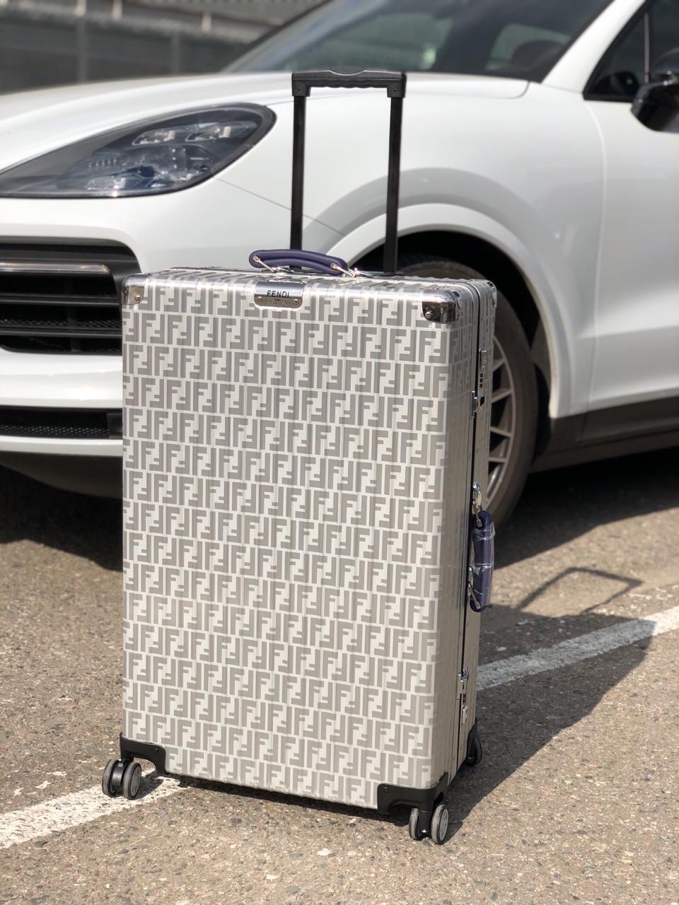 fendi-70-sm-chemodan-serebro-sinyaya-ruchka.jpg FENDI 70 см чемодан серебро синяя ручка — изображение 1