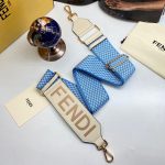 FENDI ремень для сумки голубой в волнистую шашку с креплениями из кремовой кожи и с золотой фурнитурой