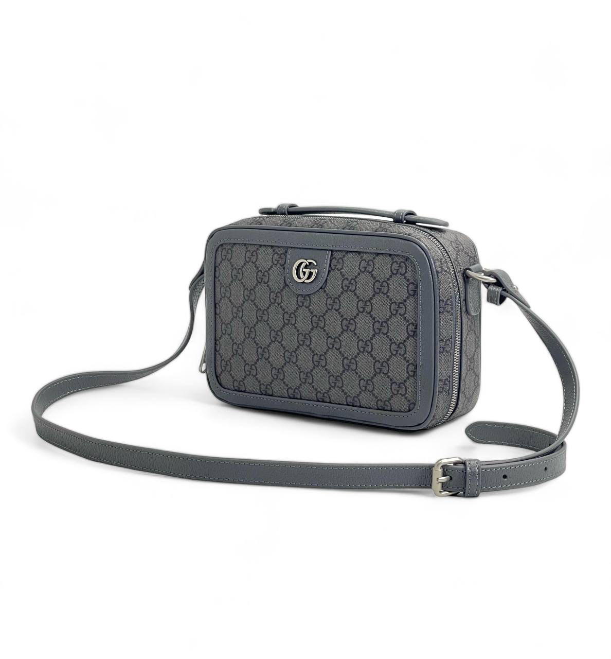 gucci-messendzher-seryj-iz-kanvy-v-monogrammu-s-ruchkoj-sverhu.png GUCCI мессенджер серый из канвы в монограмму с ручкой сверху — изображение 1