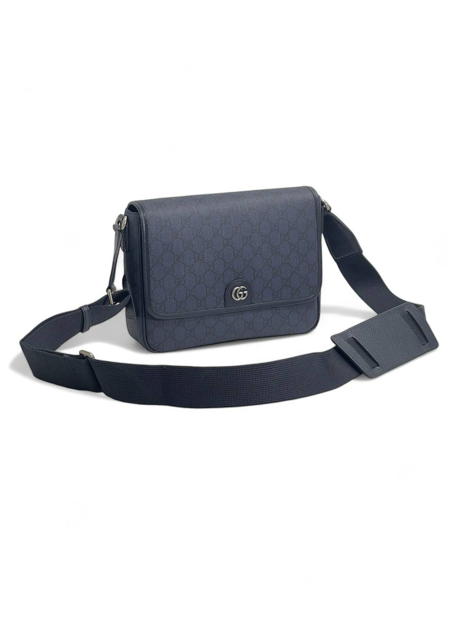 gucci-messendzher-sinij-iz-kanvy-v-monogrammu-s-klapanom.png GUCCI мессенджер синий из канвы в монограмму с клапаном — изображение 1