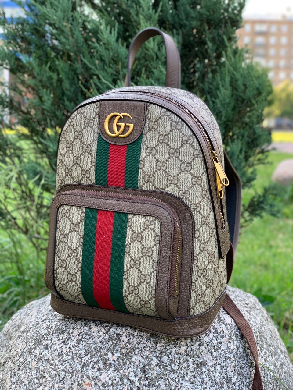 gucci-ryukzak-na-molnii-kanva-bezhevyj-s-krasnoj-polosoj.jpg GUCCI рюкзак на молнии канва бежевый с красной полосой — изображение 1