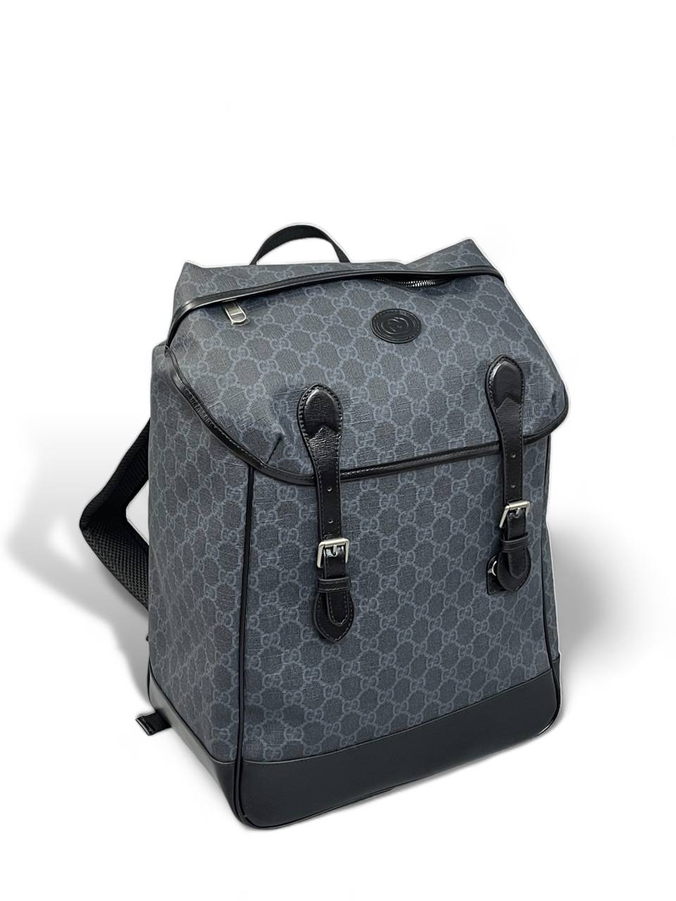 gucci-ryukzak-sinij-iz-kanvy-v-monogrammu-s-klapanom-i-karmanom-na-molnii.png GUCCI Рюкзак синий из канвы в монограмму с клапаном и карманом на молнии — изображение 1