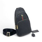 GUCCI слинг кожа тисненная в монограмму черная с текстильно красно зеленой полоской по центру