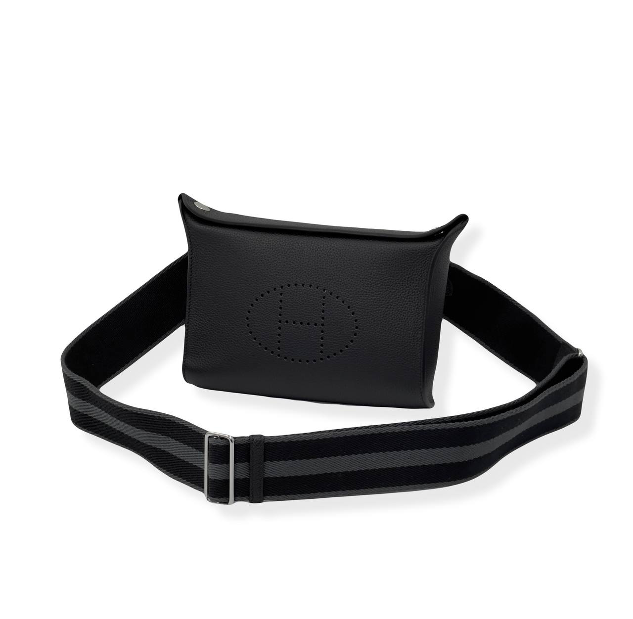 hermes-messendzher-konvert-s-perforirovannoj-emblemoj-brenda-czvet-chernyj-remen-v-polosku.png HERMES мессенджер конверт с перфорированной эмблемой бренда цвет черный ремень в полоску — изображение 1