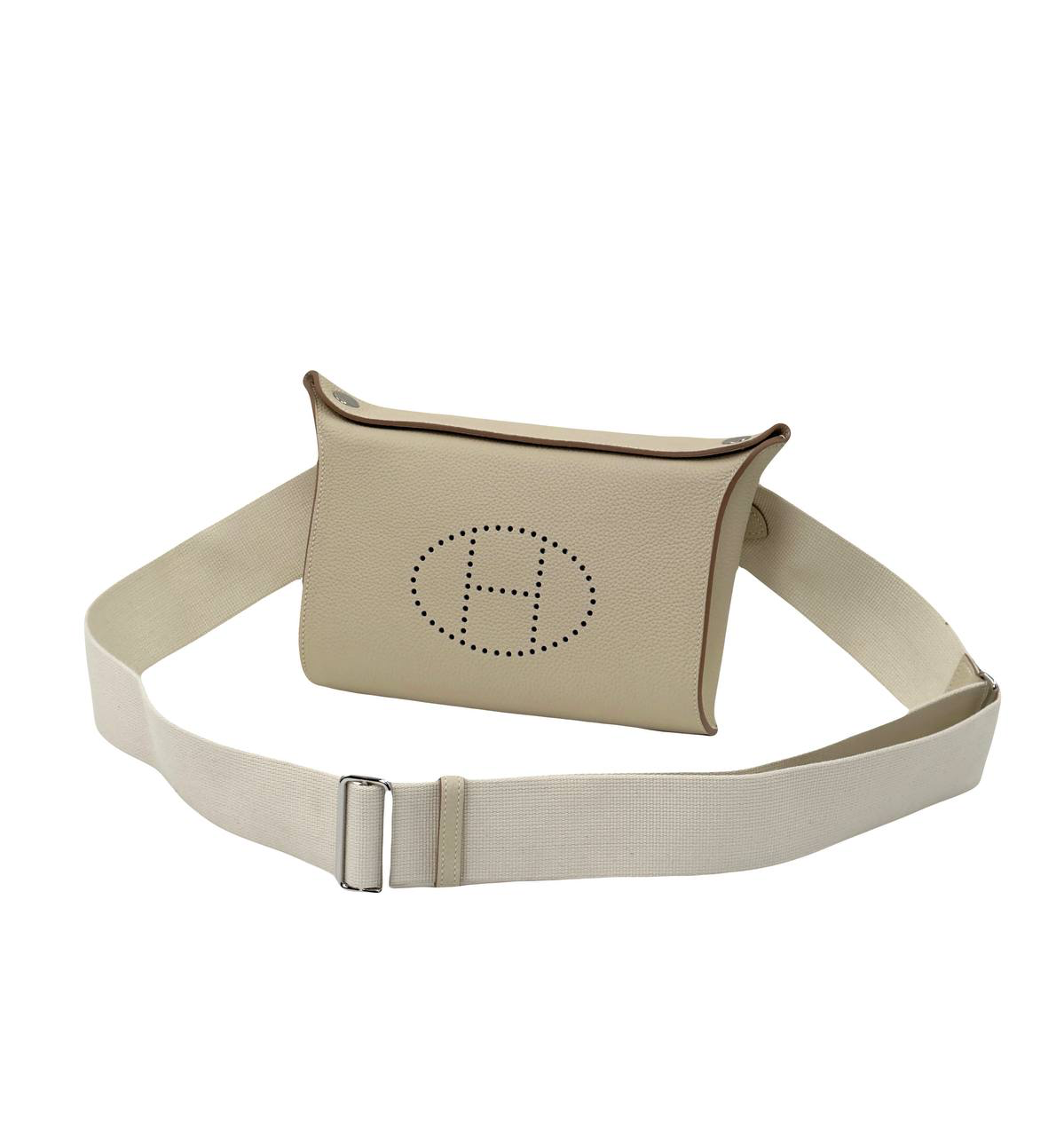 hermes-messendzher-konvert-s-perforirovannoj-emblemoj-brenda-czvet-molochnyj.png HERMES мессенджер конверт с перфорированной эмблемой бренда цвет молочный — изображение 1