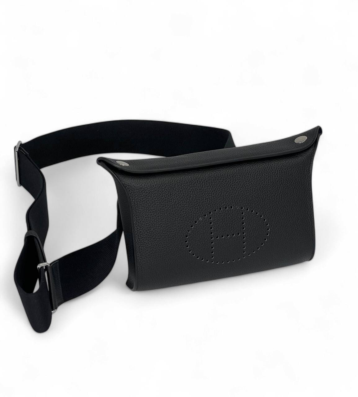 hermes-messendzher-kozha-togo-chernyj-s-perforirovannym-logo.png HERMES мессенджер кожа того черный с перфорированным лого — изображение 1